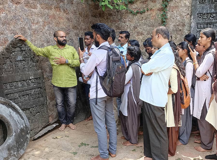 ಕುಮಟಾದ ಸರ್ಕಾರಿ ಪದವಿ ಕಾಲೇಜಿನ ಇತಿಹಾಸ ವಿಭಾಗದ ವಿದ್ಯಾರ್ಥಿಗಳು ಈಚೆಗೆ ತಾಲ್ಲೂಕಿನ ಧಾರೇಶ್ವರದ ಧಾರಾನಾಥ ದೇವಾಲಯದ ಶಿಲಾ ಶಾಸನಗಳ ಅಧ್ಯಯನ ನಡೆಸಿದರು