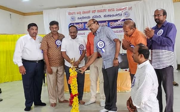 ಕುಶಾಲನಗರ ಚೇಂಬರ್ ಆಫ್ ಕಾಮರ್ಸ್ ಘಟಕ ಭಾನುವಾರ ಇಲ್ಲಿ ಆಯೋಜಿಸಿದ್ದ ವರ್ತಕರ ಸ್ನೇಹ ಮಿಲನವನ್ನು ಕೊಡಗು ಜಿಲ್ಲಾ ಚೇಂಬರ್ ಅಪ್ ಕಾಮರ್ಸ್ ಉಪಾಧ್ಯಕ್ಷ ಬಿ.ಆರ್. ನಾಗೇಂದ್ರ ಪ್ರಸಾದ್ ಉದ್ಘಾಟಿಸಿದರು.