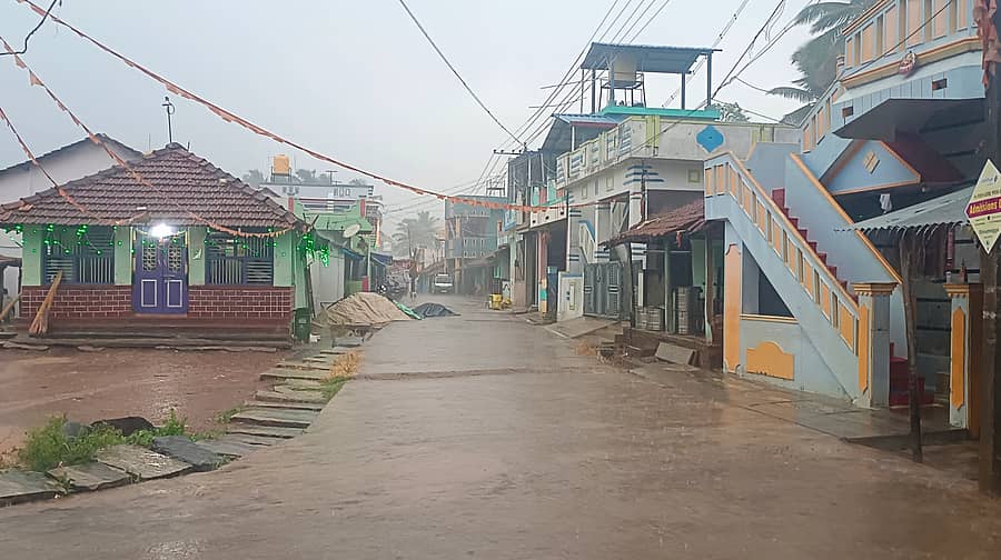 ಕುಂಸಿಯಲ್ಲಿ ಗುರುವಾರ ಮಳೆ ಸುರಿಯಿತು