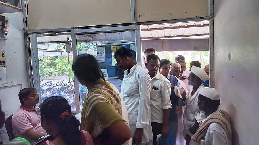 ತಾಳಿಕೋಟೆಯ ಕೋರಿ ಸಹಾಯವಾಣಿಯಲ್ಲಿ ನೆರವು ಕೇಳಲು ಬಂದಿರುವವರಿಗೆ ಮಾರ್ಗದರ್ಶನ ನೀಡುತ್ತಿರುವ ವೀರೇಶ ಕೋರಿ