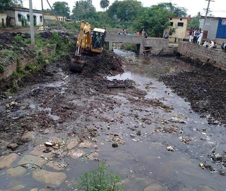 ಹುಕ್ಕೇರಿ ಪಟ್ಟಣದ ಲಂಡೂರಿ ಹಳ್ಳವನ್ನು ಪುರಸಭೆಯಿಂದ ಜೆಸಿಬಿ ಯಂತ್ರದ ಮೂಲಹ ಸ್ವಚ್ಛಗೊಳಿಸಲಾಯಿತು