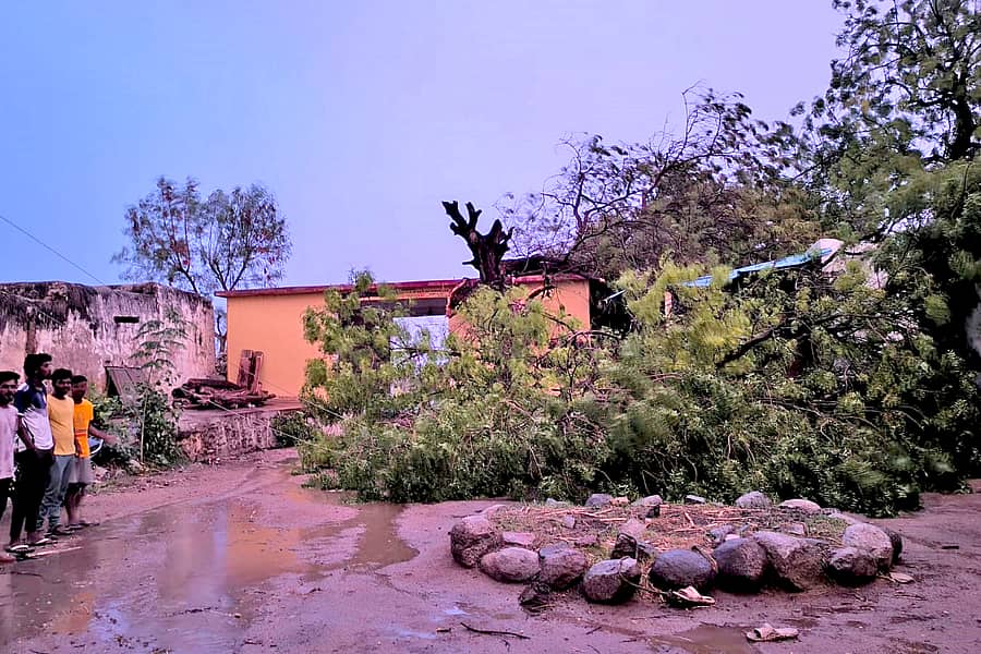 ಕವಿತಾಳ ಸಮೀಪದ ವಟಗಲ್ ಗ್ರಾಮದಲ್ಲಿ ಭಾನುವಾರ ಬಿರುಗಾಳಿಗೆ ಮರ ವಿದ್ಯುತ್ ಕಂಬದ ಮೇಲೆ ಬಿದ್ದಿರುವುದು