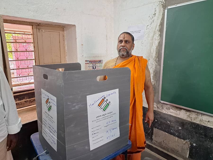 ಆಂಧ್ರಪ್ರದೇಶ ರಾಜ್ಯದ ಲೋಕಸಭೆ ಹಾಗೂ ವಿಧಾನಸಭಾ ಚುನಾವಣೆಯ ಹಿನ್ನೆಲೆಯಲ್ಲಿ ಸೋಮವಾರ ಮಂತ್ರಾಲಯದ ಎಂಪಿಪಿ ಪ್ರಾಥಮಿಕ ಶಾಲೆಯಲ್ಲಿ ಶ್ರೀರಾಯರ ಮಠದ ಪೀಠಾಧಿಪತಿ ಸುಬುಧೇಂದ್ರ ತೀರ್ಥರು ಮತದಾನ ಮಾಡಿದರು