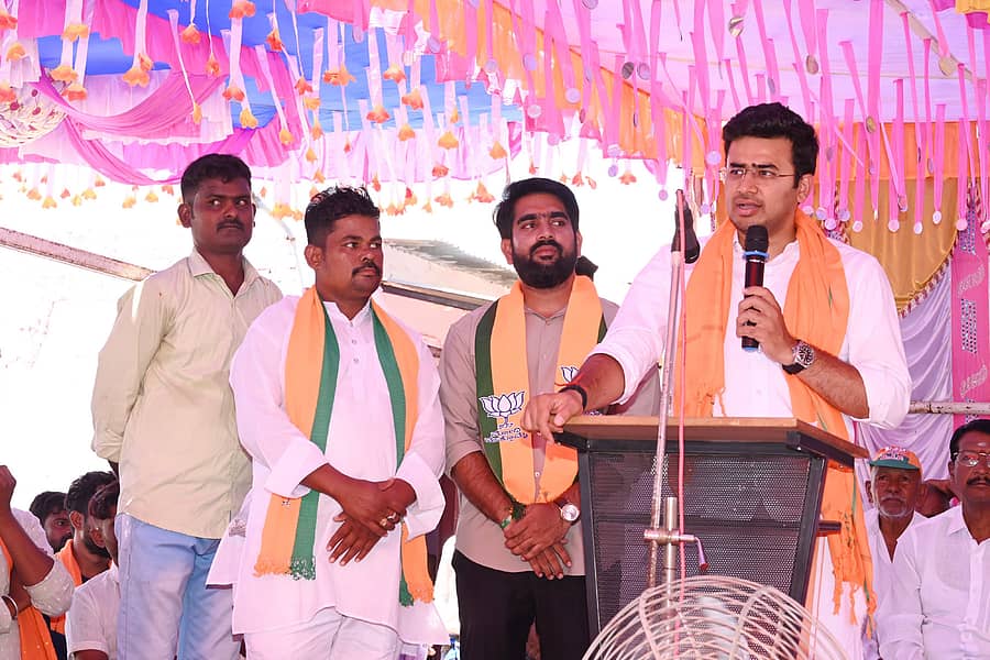 ಬಾದಾಮಿ ಸಮೀಪದ ನಂದಿಕೇಶ್ವರ ಗ್ರಾಮದಲ್ಲಿ ಸಂಸದ ತೇಜಸ್ವಿ ಸೂರ್ಯ ಬಾಗಲಕೋಟೆ ಲೋಕಸಭಾ ಕ್ಷೇತ್ರದ ಬಿಜೆಪಿ ಅಭ್ಯರ್ಥಿ ಪಿ.ಸಿ. ಗದ್ದಿಗೌಡರ ಪರ ಚುನಾವಣಾ ಪ್ರಚಾರ ಸಭೆಯಲ್ಲಿ ಮಾತನಾಡಿದರು 