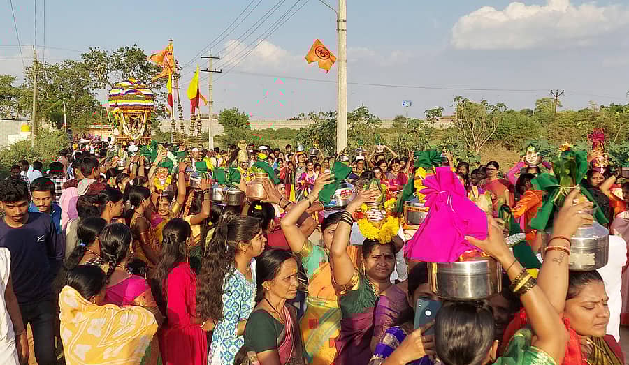 ಶಿಗ್ಗಾವಿ ತಾಲ್ಲೂಕಿನ ಬಂಕಾಪುರ ಪಟ್ಟಣದಲ್ಲಿ ಶುಕ್ರವಾರ ಜಗಜ್ಯೋತಿ ಬಸವೇಶ್ವರರ ಜಯಂತ್ಯುತ್ಸವದ ಅಂಗವಾಗಿ ಹಳ್ಳಿಕೇರಿ ಬಸವೇಶ್ವರರ ರಥೋತ್ಸವ ಮತ್ತು ಭಾವಚಿತ್ರದ ಮೆರವಣಿಗೆ ನಡೆಯಿತು 