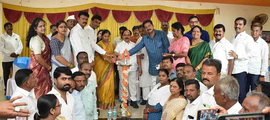 ಹಿರಿಯೂರು ನಗರದ ನೆಹರೂ ಮೈದಾನದಲ್ಲಿರುವ ಎ.ಕೃಷ್ಣಪ್ಪ ರೋಟರಿ ಸಭಾ ಭವನದಲ್ಲಿ ಹಮ್ಮಿಕೊಂಡಿದ್ದ ಆಗ್ನೇಯ ಶಿಕ್ಷಕರ ಕ್ಷೇತ್ರದ ಚುನಾವಣಾ ಪ್ರಚಾರ ಕಾರ್ಯಕ್ರಮವನ್ನು ಜಿಲ್ಲಾ ಉಸ್ತುವಾರಿ ಸಚಿವ ಡಿ.ಸುಧಾಕರ್ ಉದ್ಘಾಟಿಸಿದರು