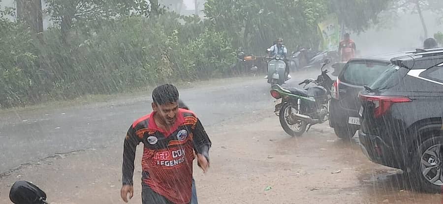 <div class="paragraphs"><p>ಮಡಿಕೇರಿ ತಾಲ್ಲೂಕಿನ ಕೊಟ್ಟಮುಡಿ ಗ್ರಾಮದ ಮೈದಾನದಲ್ಲಿ ಆಟವಾಡುತ್ತಿದ್ದ ಮಕ್ಕಳು ಧೋ ಎಂದು ಸುರಿಯುತ್ತಿದ್ದ ಮಳೆಯಲ್ಲೇ ಸಂಭ್ರಮಿಸುತ್ತಾ ಓಡಿದರು. </p></div>