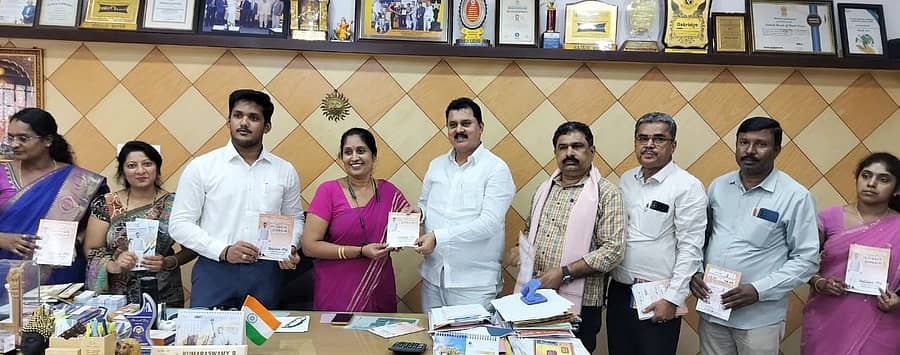 ಬೆಂಗಳೂರು ಪದವೀಧರರ ಕ್ಷೇತ್ರದ ಕಾಂಗ್ರೆಸ್ ಅಭ್ಯರ್ಥಿ ರಾಮೋಜಿಗೌಡ ಅವರು, ರಾಮನಗರದ ಶಾಂತಿನಿಕೇತನ ಶಾಲೆಗೆ ಭೇಟಿ ನೀಡಿ ಮತ ಯಾಚಿಸಿದರು. ಶಾಂತಿನಿಕೇತನ ಶಿಕ್ಷಣ ಸಂಸ್ಥೆಯ ನಿರ್ದೇಶಕಿ ಸೌಮ್ಯ ಕುಮಾರಸ್ವಾಮಿ, ವಿಧಾನ ಪರಿಷತ್ ಸದಸ್ಯ ಪುಟ್ಟಣ್ಣ ಹಾಗೂ ಇತರರು ಇದ್ದಾರೆ