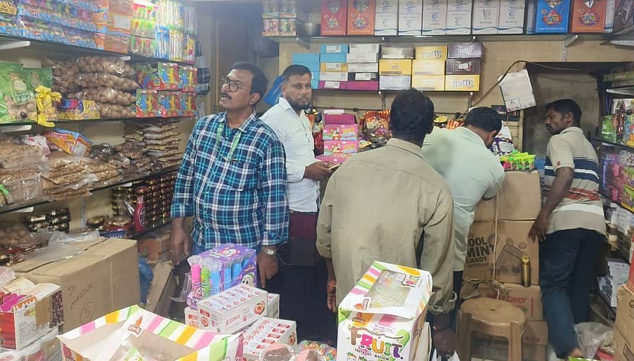 ಭಟ್ಕಳ ಪಟ್ಟಣದ ಅಂಗಡಿಯೊಂದರಲ್ಲಿ ಪರಿಸರ ಮಾಲಿನ್ಯ ನಿಯಂತ್ರಣ ಮಂಡಳಿ ಅಧಿಕಾರಿಗಳು ಪರಿಶೀಲನೆ ನಡೆಸಿದರು.