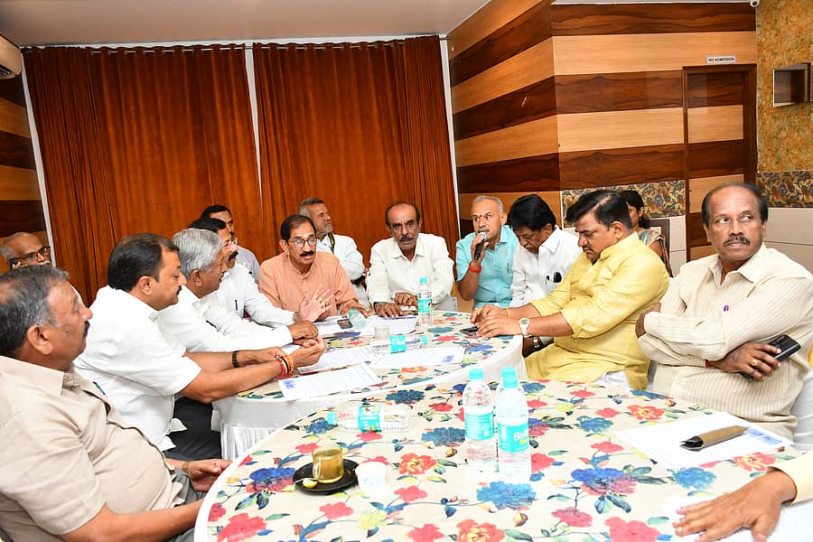 ತುಮಕೂರಿನಲ್ಲಿ ಮಂಗಳವಾರ ನೀರಾವರಿ ಹೋರಾಟ ಸಂಬಂಧ ಪ್ರಮುಖರ ಸಭೆ ನಡೆಯಿತು. ಮುಖಂಡರಾದ ದಿಲೀಪ್ ಕುಮಾರ್, ಎಚ್.ನಿಂಗಪ್ಪ, ಮಸಲಾ ಜಯರಾಮ್, ಸೊಗಡು ಶಿವಣ್ಣ, ಡಿ.ನಾಗರಾಜಯ್ಯ, ಶಾಸಕರಾದ ಬಿ.ಸುರೇಶ್ಗೌಡ, ಎಂ.ಟಿ.ಕೃಷ್ಣಪ್ಪ, ಮುಖಂಡ ಕೆ.ಟಿ.ಶಾಂತಕುಮಾರ್ ಇತರರು ಉಪಸ್ಥಿತರಿದ್ದರು