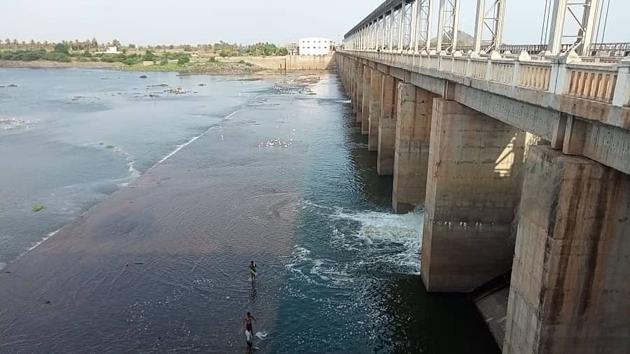 ಹೂವಿನಹಡಗಲಿ ಸಮೀಪದ ಸಿಂಗಟಾಲೂರು ಬ್ಯಾರೇಜ್ನಿಂದ ತುಂಗಭದ್ರಾ ನದಿಗೆ ನೀರು ಹರಿಸುತ್ತಿರುವುದು