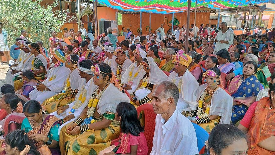 ಮಲೇಬೆನ್ನೂರು ಪಟ್ಟಣದ ಜೋಡಿ ಆಂಜನೇಯ ಸ್ವಾಮಿ ದೇವಾಲಯದ 13ನೇ ವಾರ್ಷಿಕೋತ್ಸವದ ಪ್ರಯುಕ್ತ ಶುಕ್ರವಾರ ಹಮ್ಮಿಕೊಂಡಿದ್ದ ಸಾಮೂಹಿಕ ವಿವಾಹ ಕಾರ್ಯಕ್ರಮದಲ್ಲಿ ದಾಂಪತ್ಯಕ್ಕೆ ಅಡಿಯಿಟ್ಟ ಜೋಡಿಗಳು