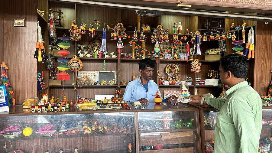 ಬೆಂಗಳೂರು ಕ್ರಾಂತಿವೀರ ಸಂಗೊಳ್ಳಿ ರಾಯಣ್ಣ ರೈಲು ನಿಲ್ದಾಣದಲ್ಲಿ ‘ಒಂದು ನಿಲ್ದಾಣ– ಒಂದು ಉತ್ಪನ್ನ’ ಯೋಜನೆಯಡಿ ಇರುವ ಕರಕುಶಲ ವಸ್ತುಗಳ ಮಾರಾಟ ಮಳಿಗೆ