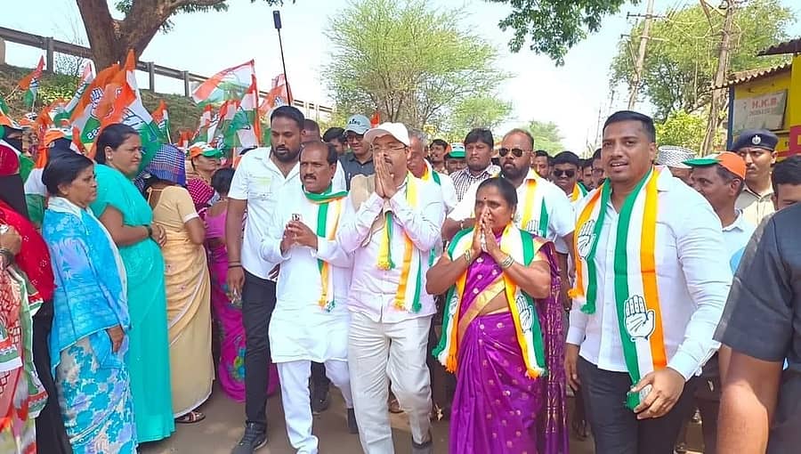 ಹುಬ್ಬಳ್ಳಿ–ಧಾರವಾಡ ಪೂರ್ವ ವಿಧಾನಸಭಾ ಕ್ಷೇತ್ರದ ವ್ಯಾಪ್ತಿಯ ವಾರ್ಡ್ ಸಂಖ್ಯೆ 78ರಲ್ಲಿ ಧಾರವಾಡ ಲೋಕಸಭಾ ಕ್ಷೇತ್ರದ ಕಾಂಗ್ರೆಸ್ ಅಭ್ಯರ್ಥಿ ವಿನೋದ ಅಸೂಟಿ ಪರ ಕಾಂಗ್ರೆಸ್ ಮುಖಂಡ ಯತೀಂದ್ರ ಸಿದ್ದರಾಮಯ್ಯ ಪಾದಯಾತ್ರೆ ಮೂಲಕ ಮತಯಾಚನೆ ಮಾಡಿದರು. ಶಾಸಕ ಪ್ರಸಾದ ಅಬ್ಬಯ್ಯ ಪಾಲ್ಗೊಂಡಿದ್ದರು