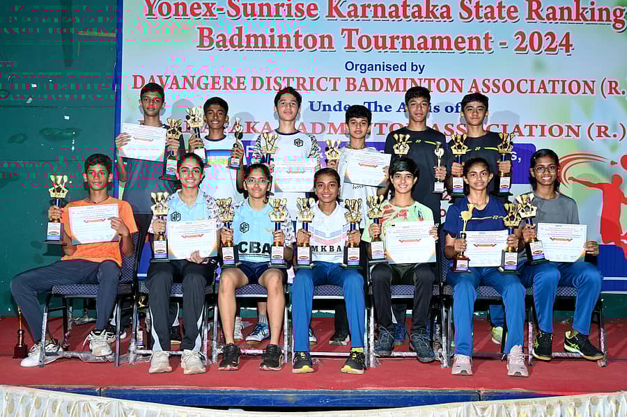 ದಾವಣಗೆರೆಯಲ್ಲಿ ಶನಿವಾರ ಮುಕ್ತಾಯವಾದ ರಾಜ್ಯ ರ‌್ಯಾಂಕಿಂಗ್‌ ಸಬ್‌ ಜೂನಿಯರ್ ಬ್ಯಾಡ್ಮಿಂಟನ್ ಟೂರ್ನಿಯ ವಿಜೇತರು ಪ್ರಶಸ್ತಿಯೊಂದಿಗೆ ಸಂಭ್ರಮಿಸಿದರು