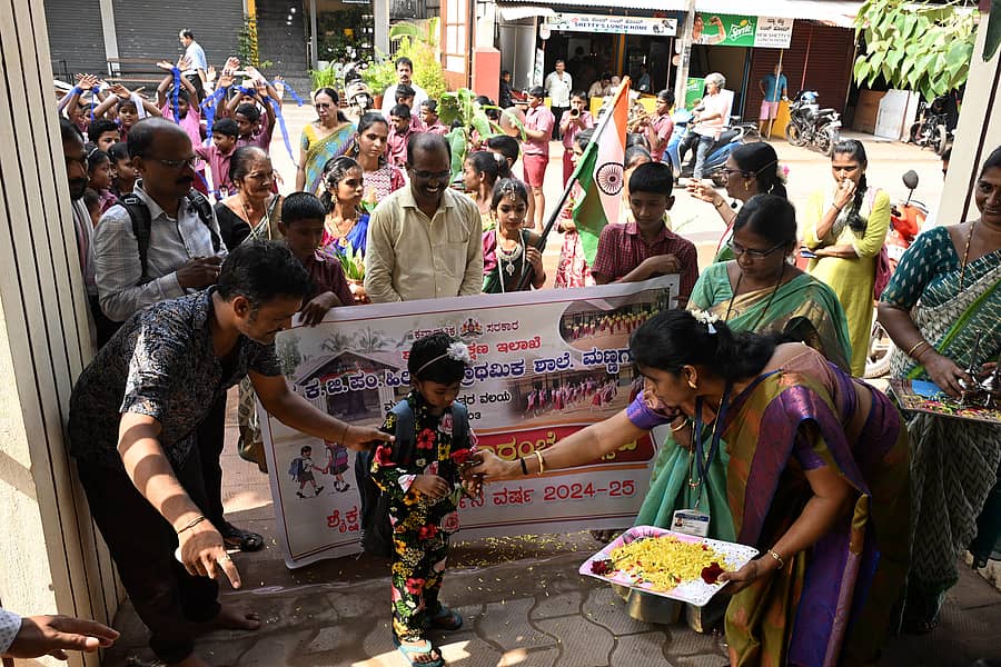 ಮಂಗಳೂರಿನ ಮಣ್ಣಗುಡ್ಡೆಯ ಸರ್ಕಾರಿ ಪ್ರೌಢಶಾಲೆಯಲ್ಲಿ  ಶಿಕ್ಷಕರು ವಿದ್ಯಾರ್ಥಿಗಳಿಗೆ ಹೂ ನೀಡಿ ಸ್ವಾಗತಿಸಿದರು