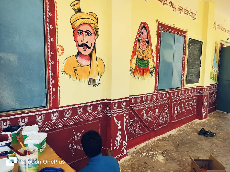 ಕಲಘಟಗಿ ತಾಲ್ಲೂಕಿನ ನಲ್ಲಿಹರವಿ ತಾಂಡಾದಲ್ಲಿನ ಸರ್ಕಾರಿ ಹಿರಿಯ ಪ್ರಾಥಮಿಕ ಶಾಲೆಯಲ್ಲಿ ಸ್ಥಾಪಿಸಿರುವ ಮತಗಟ್ಟೆ ಕೇಂದ್ರಕ್ಕೆ ಮತದಾರರನ್ನು ಸೆಳೆಯಲು ಸ್ಥಳೀಯ ಲಂಬಾಣಿ ಸಮುದಾಯದ ಜನರ ಸಾಂಪ್ರದಾಯಿಕ ಉಡುಪು ಪ್ರತಿಬಿಂಬಿಸುವ ಚಿತ್ರವನ್ನು ಕಲಾವಿದರು ಬಿಡಿಸಿರುವುದು