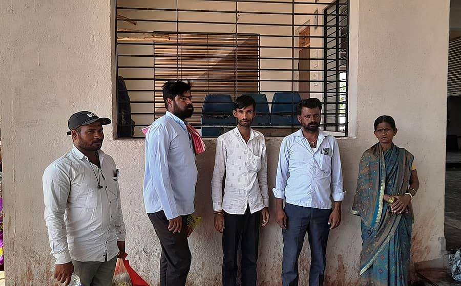 ದೇವರಹಿಪ್ಪರಗಿ ಬಸ್ ನಿಲ್ದಾಣದಲ್ಲಿ ಸಾರಿಗೆ ನಿಯಂತ್ರಕರಿಲ್ಲದೇ ಬಿಕೋ ಎನ್ನುತ್ತಿರುವ ಕೊಠಡಿಯ ಮುಂದೆ ತಮ್ಮ ಗ್ರಾಮದ ಬಸ್ಸಿನ ಮಾಹಿತಿ ತಿಳಿಯಲು ನಿಂತ ಪ್ರಯಾಣಿಕರು
