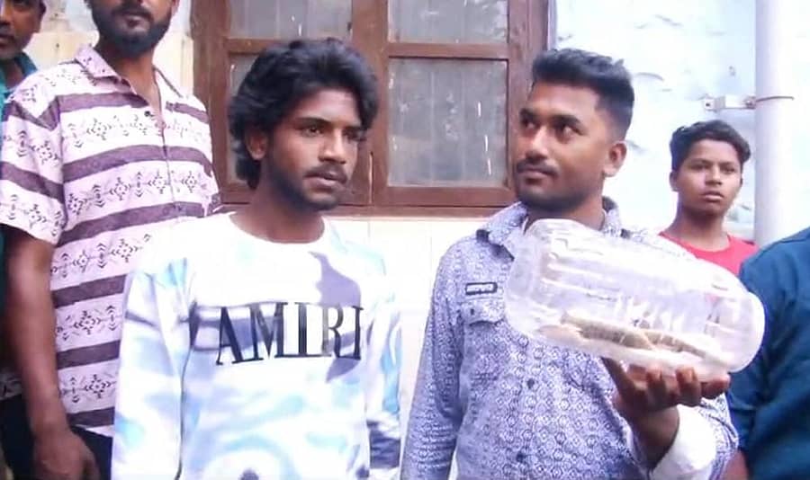 ತಮಗೆ ಕಚ್ಚಿದ ಹಾವಿನೊಂದಿಗೆ ಯುವಕ ಶಾಹೀದ್‌ ಬೆಳಗಾವಿ ಜಿಲ್ಲಾಸ್ಪತ್ರೆಗೆ ಬಂದಿರುವುದು