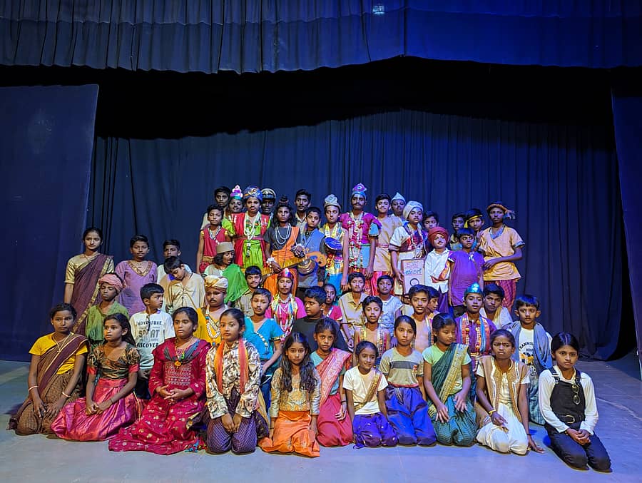 ತುಮಕೂರು ತಾಲ್ಲೂಕು ಮೆಳೆಹಳ್ಳಿಯಲ್ಲಿ ಡಮರುಗ ರಂಗ ಸಂಪನ್ಮೂಲ ಕೇಂದ್ರದಿಂದ ಹಮ್ಮಿಕೊಂಡಿದ್ದ ಚಿಣ್ಣರ ಬಣ್ಣದ ಶಿಬಿರದಲ್ಲಿ ಭಾಗವಹಿಸಿದ್ದ ಮಕ್ಕಳು