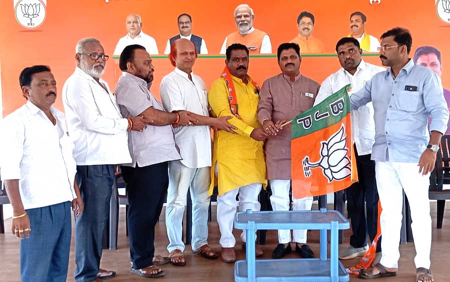 ಮುಖಂಡ ಬಾಬುರಾವ ಅಡಕೆ ಅವರು ಬೀದರ್ನಲ್ಲಿ ಶನಿವಾರ ಬಿಜೆಪಿ ಸೇರ್ಪಡೆಯಾದರು. ಪಕ್ಷದ ಜಿಲ್ಲಾಧ್ಯಕ್ಷ ಸೋಮನಾಥ ಪಾಟೀಲ ಅವರು ಬಿಜೆಪಿ ಧ್ವಜ ಕೊಟ್ಟು ಪಕ್ಷಕ್ಕೆ ಬರಮಾಡಿಕೊಂಡರು