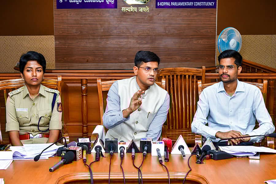 ಕೊಪ್ಪಳದಲ್ಲಿ ಶನಿವಾರ ಜಿಲ್ಲಾಧಿಕಾರಿ ನಲಿನ್ ಅತುಲ್ ಸುದ್ದಿಗೋಷ್ಠಿಯಲ್ಲಿ ಮಾತನಾಡಿದರು. ಜಿಲ್ಲಾ ಪಂಚಾಯಿತಿ ಸಿಇಒ ರಾಹುಲ್ ರತ್ನಂ ಪಾಂಡೆಯ, ಎಸ್.ಪಿ. ಯಶೋಧಾ ವಂಟಗೋಡಿ ಜೊತೆಯಲ್ಲಿದ್ದರು –ಪ್ರಜಾವಾಣಿ ಚಿತ್ರ