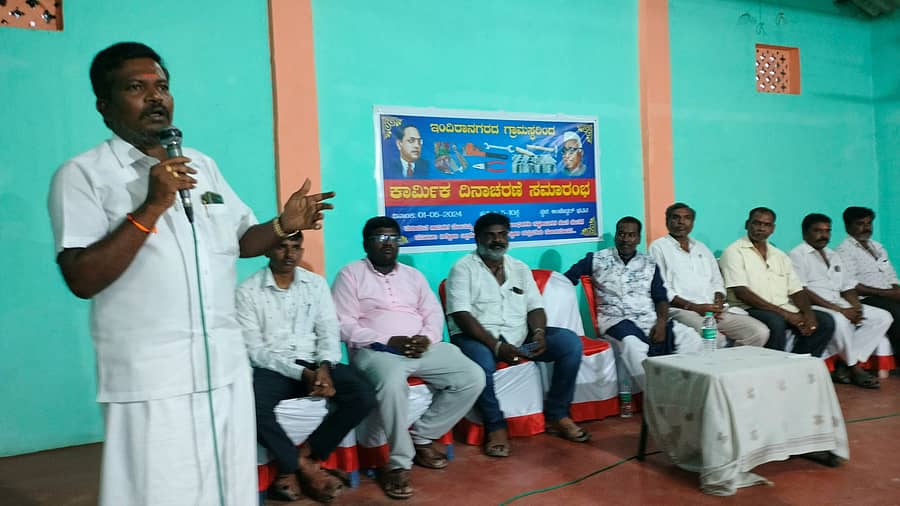 ಕನಕಪುರ ಇಂದಿರಾ ನಗರದಲ್ಲಿ ನಡೆದ ಪೌರಕಾರ್ಮಿಕರ ದಿನಾಚರಣೆಯಲ್ಲಿ ಅಂಬೇಡ್ಕರ್ ‌ಕ್ರಾಂತಿಸೇನೆ ರಾಜ್ಯಾಧ್ಯಕ್ಷ ವಿ.ಬಾಬು ಮಾತನಾಡಿದರು