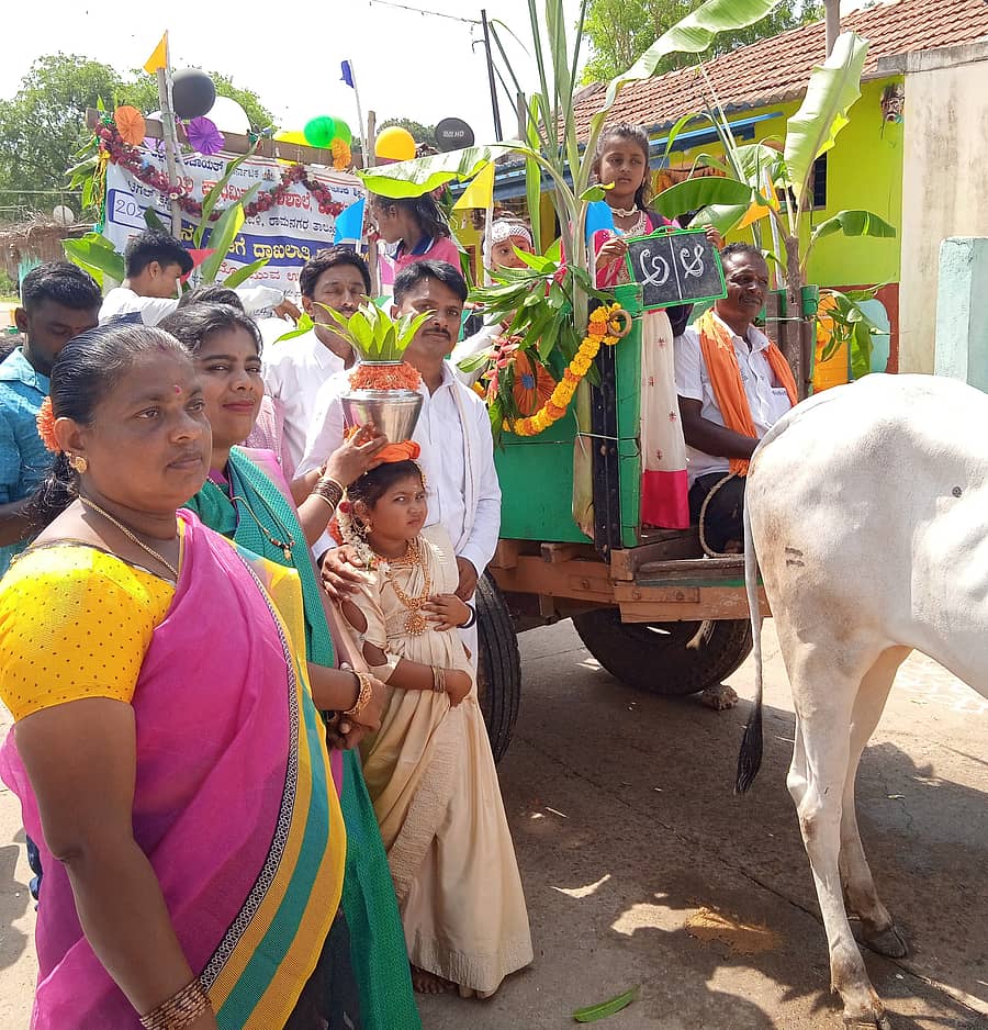 ರಾಮನಗರ ತಾಲ್ಲೂಕಿನ ಬೆತ್ತನಗೆರೆ ಗ್ರಾಮದ ಸರ್ಕಾರಿ ಕಿರಿಯ ಪ್ರಾಥಮಿಕ ಪಾಠಶಾಲೆಯ ಮಕ್ಕಳನ್ನು ಶುಕ್ರವಾರ ಪೋಷಕರು ಹಾಗೂ ಶಿಕ್ಷಕರು ಅಲಂಕೃತ ಎತ್ತಿನಗಾಡಿಯಲ್ಲಿ ಶಾಲೆಗೆ ಕರೆ ತಂದರು