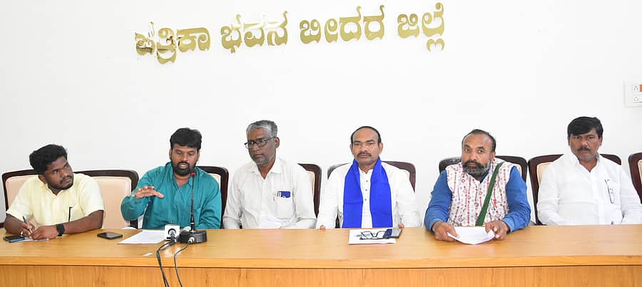 ‘ಎದ್ದೇಳು ಕರ್ನಾಟಕ’ ಸಂಘಟನೆಯ ಮುಖಂಡ ಬಾಬುರಾವ್ ಪಾಸ್ವಾನ್ ಮಾತನಾಡಿದರು