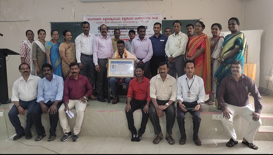 ಕಾರ್ಯಕ್ರಮದಲ್ಲಿ ಸಂಘದ ವತಿಯಿಂದ ಪ್ರೊ.ಪಿ.ಎಲ್.ಧರ್ಮ ಅವರನ್ನು ಸನ್ಮಾನಿಸಲಾಯಿತು