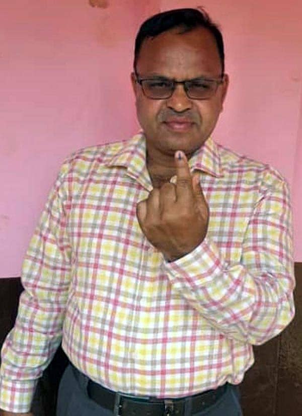 ಮಲೇಬೆನ್ನೂರಿನ 105ನೇ ಮತಗಟ್ಟೆಯಲ್ಲಿ ಸೌದಿ ಅರೇಬಿಯಾದಿಂದ ಬಂದು ಮತದಾನ ಮಾಡಿದ ಸನಾಉಲ್ಲಾ ಖಾಜಿ