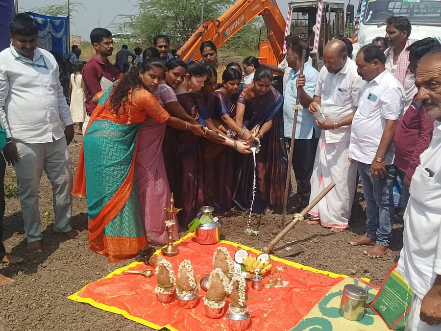ಚಾಮರಾಜನಗರ ತಾಲ್ಲೂಕಿನ ಕೋಡಿಮೋಳೆ ಕೆರೆಯಂಗಳದ ಸ್ವಚ್ಛತಾ ಕಾಮಗಾರಿಗೆ ಮಹಿಳೆಯರು ಭೂಮಿಪೂಜೆ ನೆರವೇರಿಸಿದರು