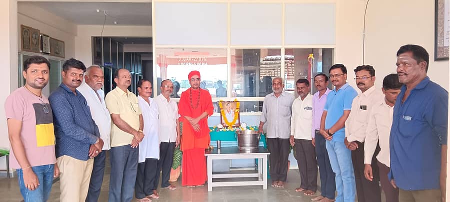 ಪಟ್ಟಣದ ಜೆ.ಎಸ್.ಎಸ್ ವಿದ್ಯಾಪೀಠದಲ್ಲಿ ಶುಕ್ರವಾರ ಬಸವೇಶ್ವರ ಜಯಂತಿ ಕಾರ್ಯಕ್ರಮ ನಡೆಯಿತು. ಶಿವಾನಂದ ಸ್ವಾಮಿ ಹಾಗೂ ಪ್ರಮುಖರು ಭಾಗವಹಿಸಿದ್ದರು