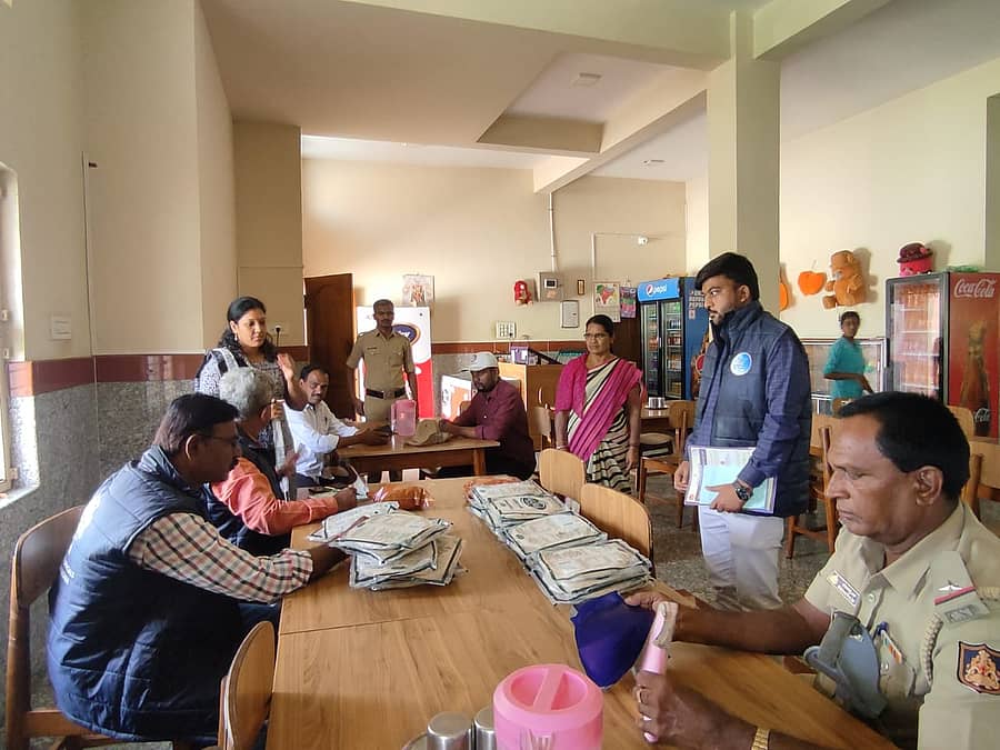 ದಾಳಿ ಸಂದರ್ಭದಲ್ಲಿ ಮಹದೇಶ್ವರ ಬೆಟ್ಟದ ಉಡುಪಿ ಹೋಟೆಲ್ನಲ್ಲಿ ದೊರೆತ ರೆಡಿ ಮೇಡ್ ಪರೋಟಾ