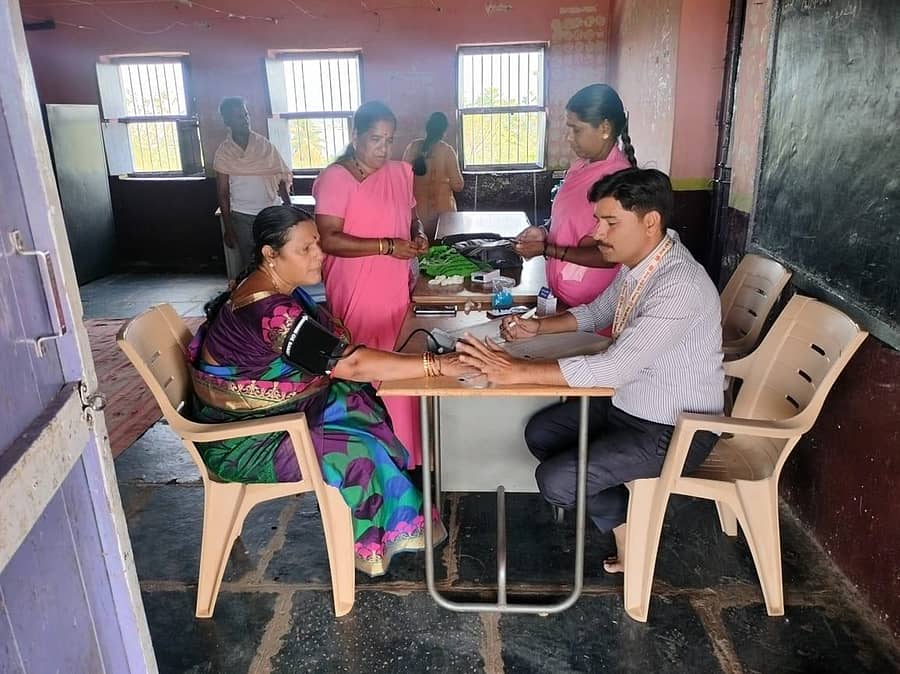 ಚುನಾವಣಾ ಸಿಬ್ಬಂದಿಗೆ ಗದಗ ಜಿಲ್ಲಾ ಆರೋಗ್ಯ ಇಲಾಖೆ ವತಿಯಿಂದ ಆರೋಗ್ಯ ತಪಾಸಣೆ ನಡೆಯಿತು