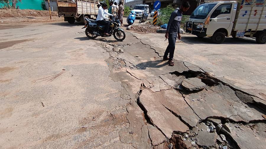 <div class="paragraphs"><p>ಮಳೆಯಿಂದ ರಸ್ತೆ ಕುಸಿತ</p></div>