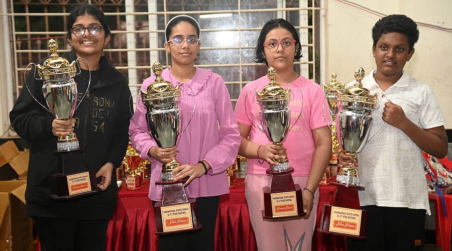 ಎರಡೂ ವಿಭಾಗಗಳ ಸಾಧಕರು. ಎಡದಿಂದ: ಬಾಲಕಿರ ವಿಭಾಗ ರನ್ನರ್ ಅಪ್ ಆರುಷಿ ಡಿಸಿಲ್ವಾ, ಚಾಂಪಿಯನ್ ಅಕ್ಷಯಾ ಸಾಥಿ, ಮುಕ್ತ ವಿಭಾಗದ ರನ್ನರ್ ಅಪ್ ಪ್ರತೀತಿ ಹಾಗೂ ಚಾಂಪಿಯನ್ ಸಿದ್ಧಾರ್ಥ್ ಪೂಂಜಾ –ಪ್ರಜಾವಾಣಿ ಚಿತ್ರ