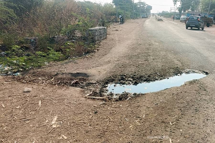 ಕವಿತಾಳದ 14ನೇ ವಾರ್ಡ್ಗೆ ನೀರು ಪೂರೈಸುವ ಪೈಪ್ ಚರ್ಚ್ ಬಳಿ ಒಡೆದಿರುವುದು