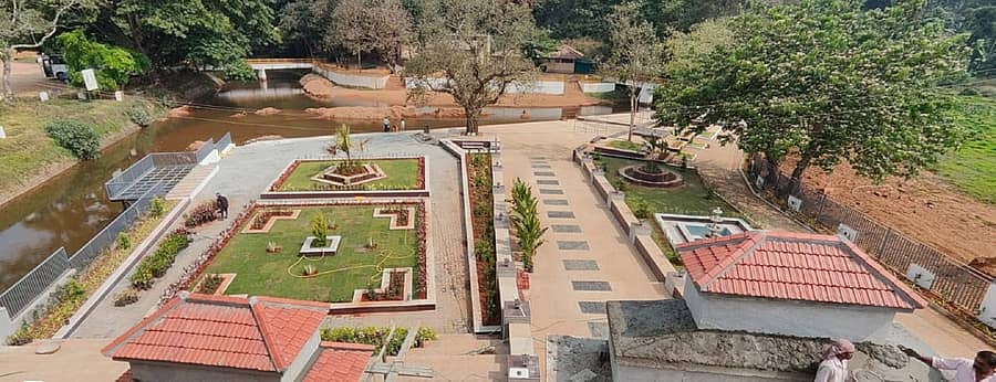 <div class="paragraphs"><p>ಭಾಗಮಂಡಲದ ತ್ರಿವೇಣಿ ಸಂಗಮದಲ್ಲಿ ನಿರ್ಮಾಣವಾಗುತ್ತಿರುವ ಉದ್ಯಾನ</p></div>