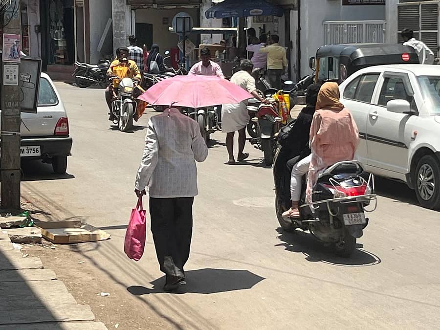 <div class="paragraphs"><p>ರಾಯಚೂರು ನಗರದ ಮಾರುಕಟ್ಟೆ ಪ್ರದೇಶದಲ್ಲಿ ಬಿಸಿಲಿನಿಂದ ರಕ್ಷಣೆ ಪಡೆಯಲು ವ್ಯಕ್ತಿಯೊಬ್ಬರು ಕೊಡೆ ಹಿಡಿದು ಸಾಗಿದರು</p></div>