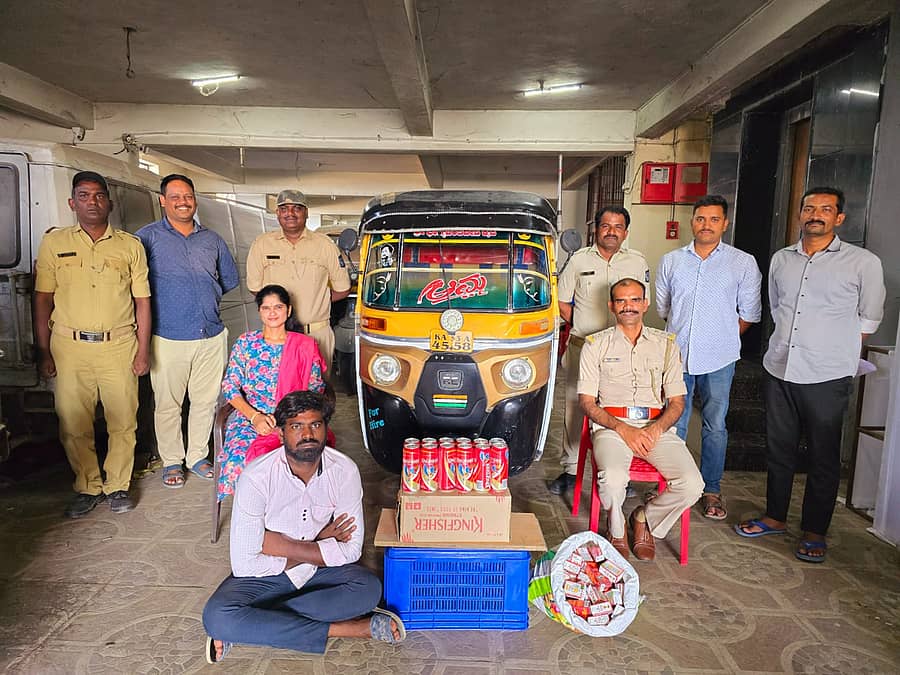 ಆಟೊದಲ್ಲಿ ಸಾಗಿಸುತ್ತಿದ್ದ ಅಕ್ರಮ ಮದ್ಯವನ್ನು ಅಬಕಾರಿ ಇಲಾಖೆ ಅಧಿಕಾರಿಗಳು ವಶ ಪಡಿಸಿಕೊಂಡಿರುವ ಸಂಗ್ರಹ ಚಿತ್ರ