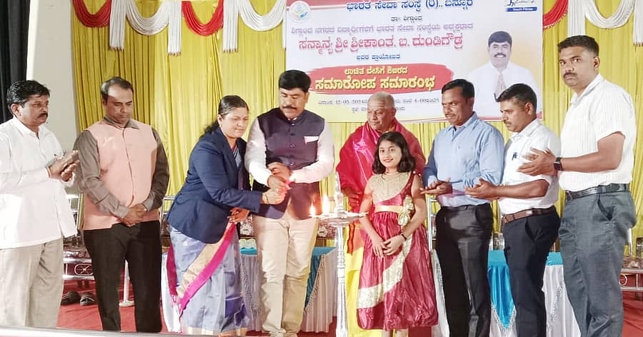 ಶಿಗ್ಗಾವಿ ಪಟ್ಟಣದಲ್ಲಿ ಭಾರತ ಸೇವಾ ಸಂಸ್ಥೆ ಸಹಯೋಗದಲ್ಲಿ ನಡೆದ ಬೇಸಿಗೆ ಶಿಬಿರದ ಸಮಾರೋಪ ಸಮಾರಂಭವನ್ನು ಕರ್ನಾಟಕ ಲೋಕಸೇವಾ ಆಯೋಗದ ಸದಸ್ಯೆ ಶಕುಂತಲಾ ದುಂಡಿಗೌಡ್ರ ಉದ್ಘಾಟಿಸಿದರು