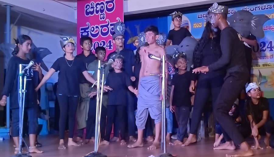 ಚಿಣ್ಣರ ಕಲರವ ಶಿಬಿರದ ಸಮಾರೋಪದಲ್ಲಿ ಶಿಬಿರಾರ್ಥಿಗಳು ‘ಜಂಗಲ್ ಬುಕ್’ ಕೃತಿಯನ್ನು ಆಧರಿಸಿದ ನಾಟಕ ಪ್ರದರ್ಶಿಸಿದರು