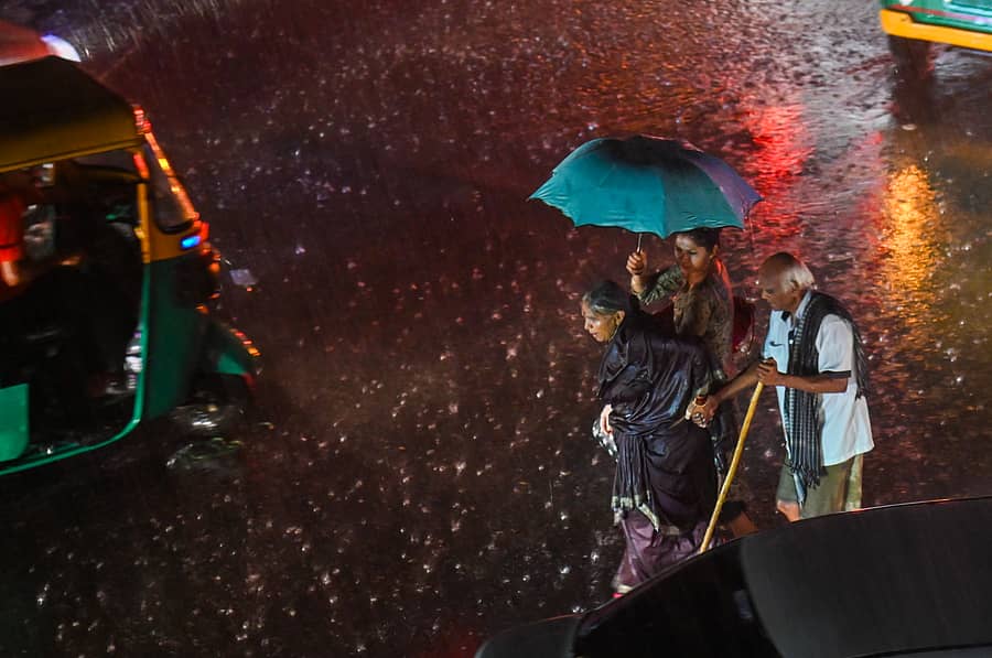 ಬೆಂಗಳೂರಿನ ಮೈಸೂರು ರಸ್ತೆಯಲ್ಲಿ ಗುರುವಾರ ಮಳೆಯಲ್ಲಿ ಜನರು ಸಾಗುತ್ತಿರುವ ದೃಶ್ಯ –ಪ್ರಜಾವಾಣಿ ಚಿತ್ರ: ಎಂ.ಎಸ್.ಮಂಜುನಾಥ್