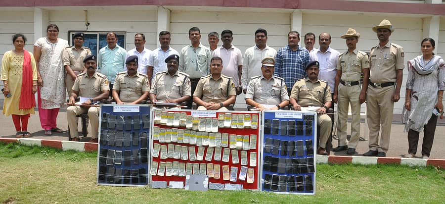 ವಿಜಯಪುರ ಪೊಲೀಸರು ಆರೋಪಿಗಳಿಂದ ವಶಪಡಿಸಿಕೊಂಡಿರುವ ನಗದು ಮತ್ತು ಪತ್ತೆ ಹಚ್ಚಿರುವ ಫೋನ್ಗಳು