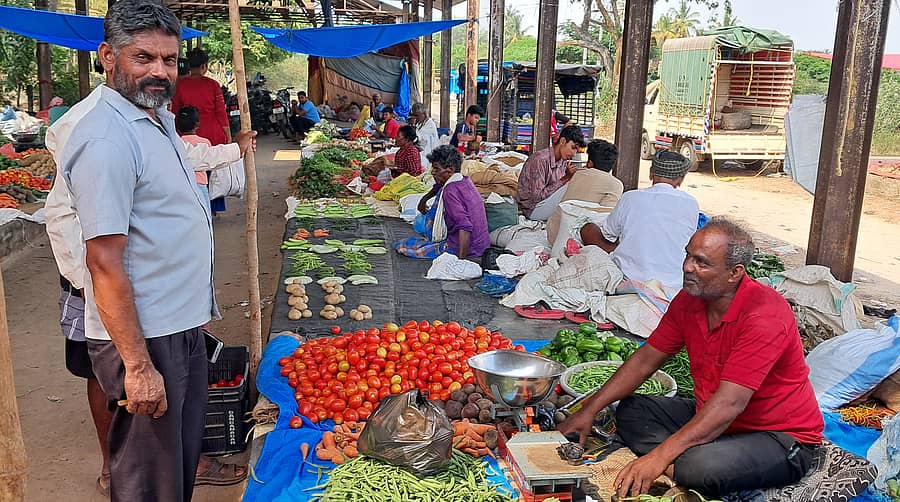 ಹಿರೀಸಾವೆಯಲ್ಲಿ ಭಾನುವಾರದ ಸಂತೆಯಲ್ಲಿ ತರಕಾರಿ ಬೆಲೆ ಹೆಚ್ಚಾಗಿದ್ದು, ಗ್ರಾಹಕರ ಸಂಖ್ಯೆ ಕಡಿಮೆ ಇತ್ತು