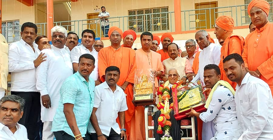 ನೆಲಮಂಗಲ ಬಸವಣ್ಣದೇವಠ ಆಯೋಜಿಸಿದ್ದ ಬಸವಜಯಂತಿಯಲ್ಲಿ ಸುಪ್ರೀಂಕೋರ್ಟ್ ನಿವೃತ್ತ ನ್ಯಾಯಮೂರ್ತಿ ಶಿವರಾಜ ವಿ. ಪಾಟೀಲ ಅವರಿಗೆ ‘ಪವಾಡ ಶ್ರೀ’ ಪ್ರಶಸ್ತಿ ಪ್ರದಾನ ಮಾಡಲಾಯಿತು