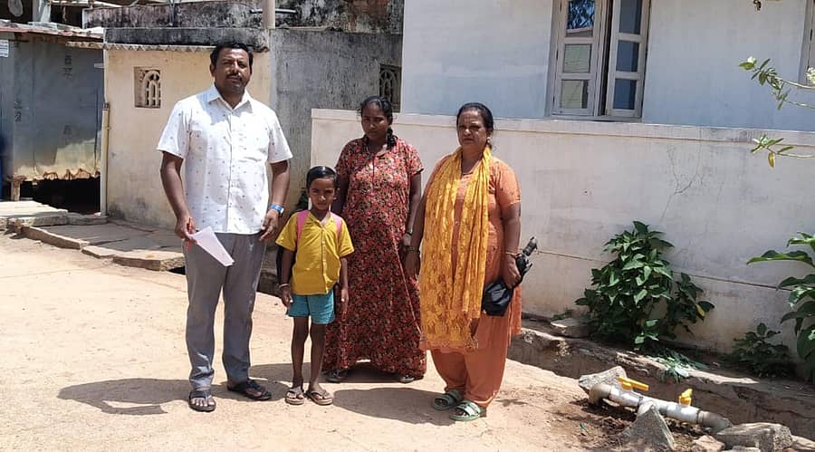 ಶಿಡ್ಲಘಟ್ಟ ತಾಲ್ಲೂಕಿನ ಸುಗಟೂರು ಸರ್ಕಾರಿ ಶಾಲೆಯ ಶಿಕ್ಷಕರು ಮನೆ ಮನೆ ಭೇಟಿ ನೀಡಿ ವಿದ್ಯಾರ್ಥಿಗಳ ಪೋಷಕರನ್ನು ಮನವೊಲಿಸುತ್ತಿರುವುದು
