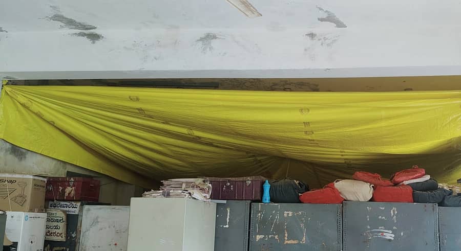 ಸರ್ವೆ ಅಭಿಲೇಖಾಲಯದಲ್ಲಿರುವ ದಾಖಲೆಗಳ ರಕ್ಷಣೆಗೆ ಟಾರ್ಪಾಲ್ ಕಟ್ಟಿರುವುದು