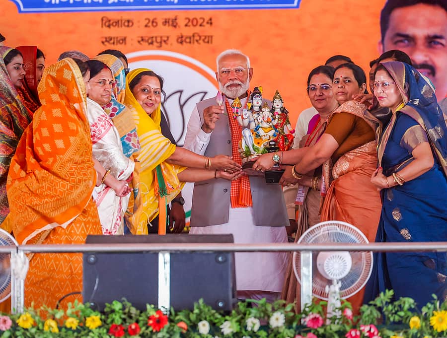 <div class="paragraphs"><p>ಉತ್ತರ ಪ್ರದೇಶದ ಗೋರಖ್ಪುರದಲ್ಲಿ ಪ್ರಧಾನಿ ನರೇಂದ್ರ ಮೋದಿ ಅವರಿಗೆ ಪಕ್ಷದ ಕಾರ್ಯಕರ್ತೆಯರು ದೇವರ ವಿಗ್ರಹ ನೀಡಿದರು</p></div>